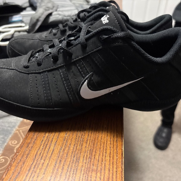 Nike Black and White Athletic Shoes Like New - Picture 1 of 5